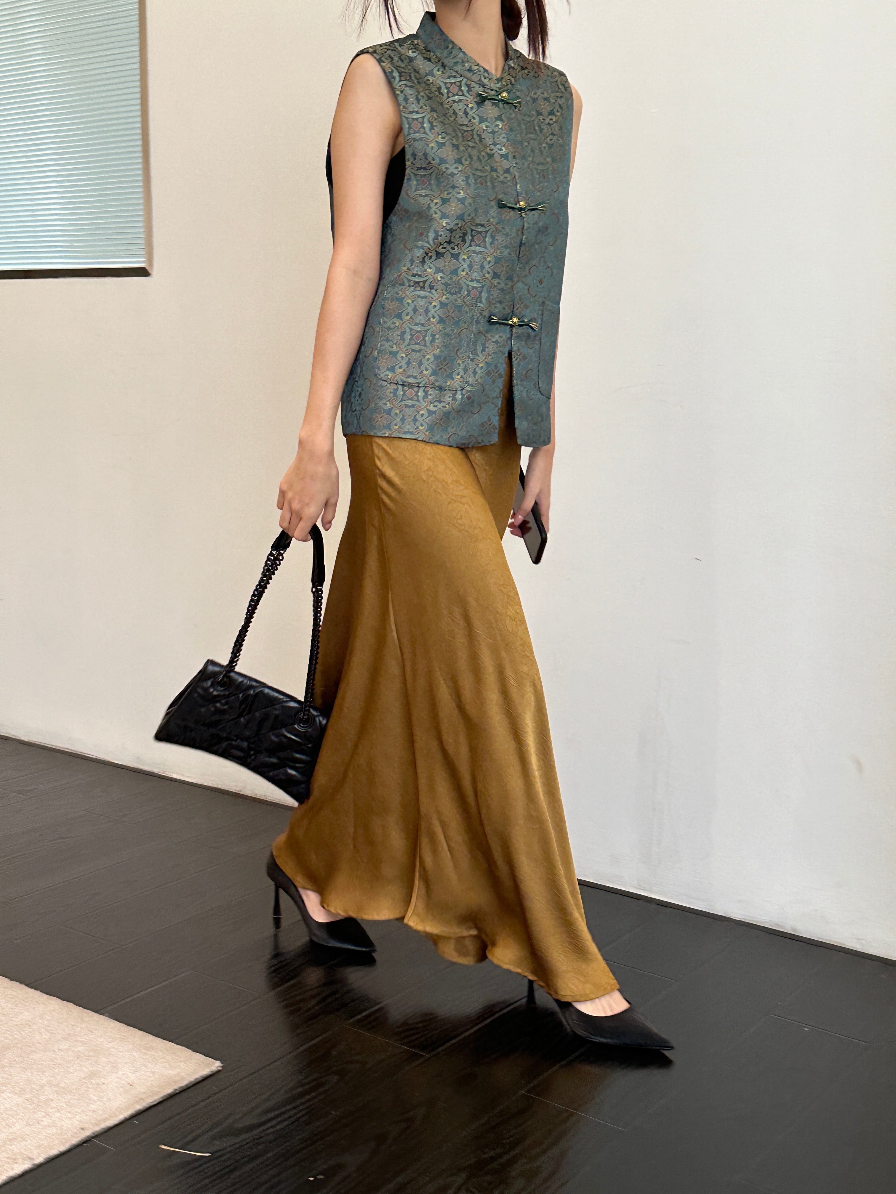 Embossed oriental skirt (PREORDER/ 2 colours)