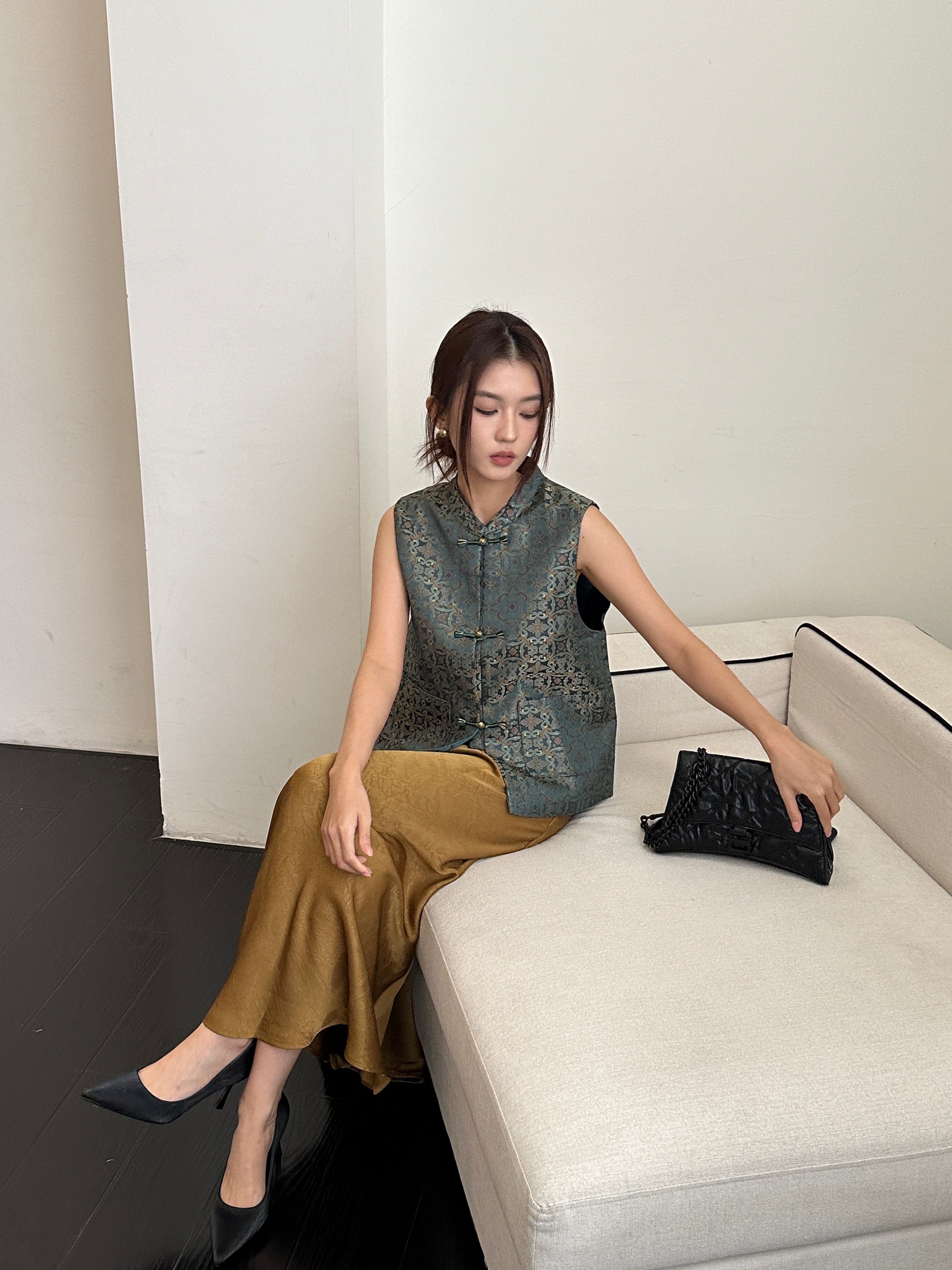 Embossed oriental skirt (PREORDER/ 2 colours)