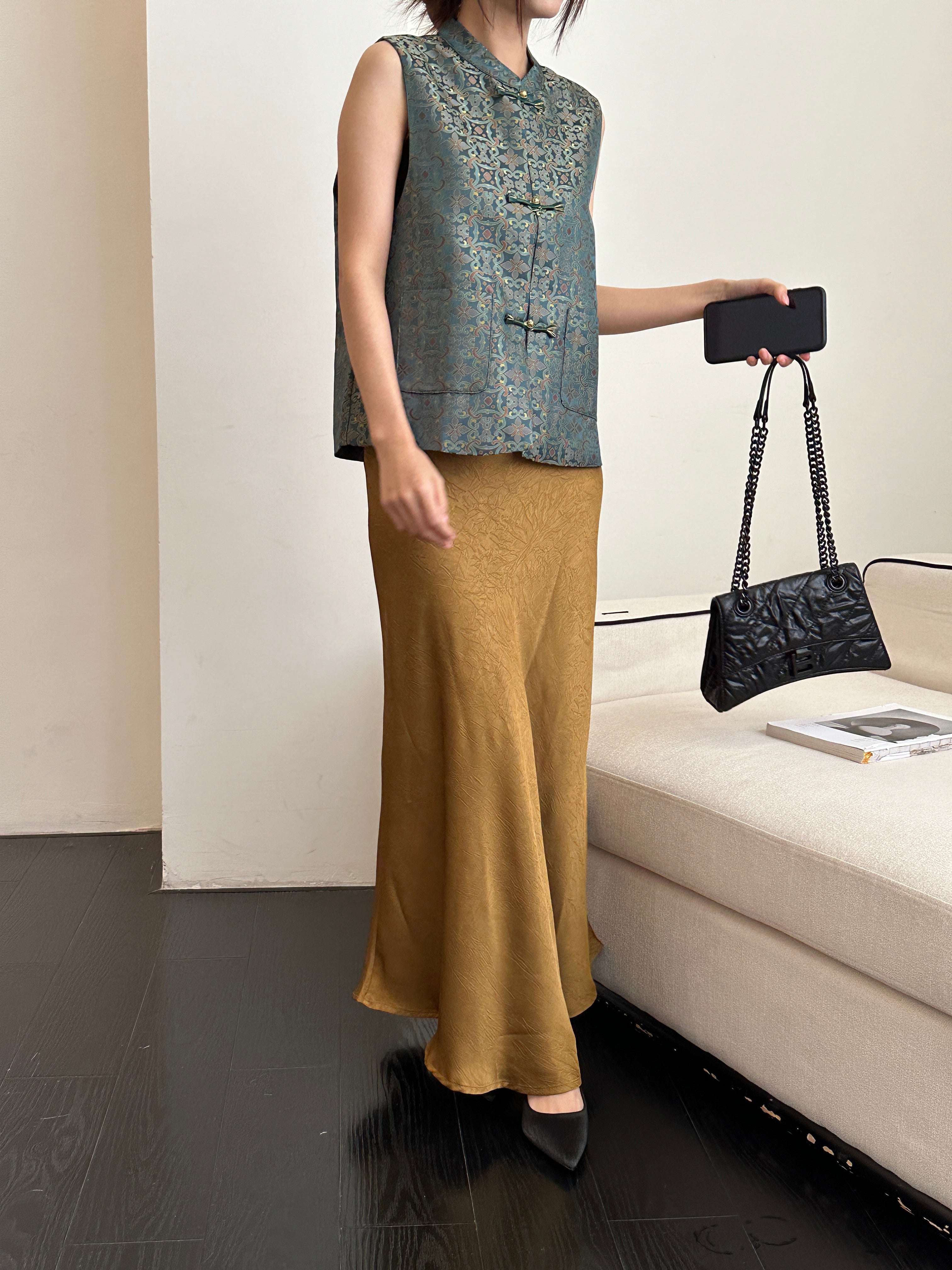 Embossed oriental skirt (PREORDER/ 2 colours)