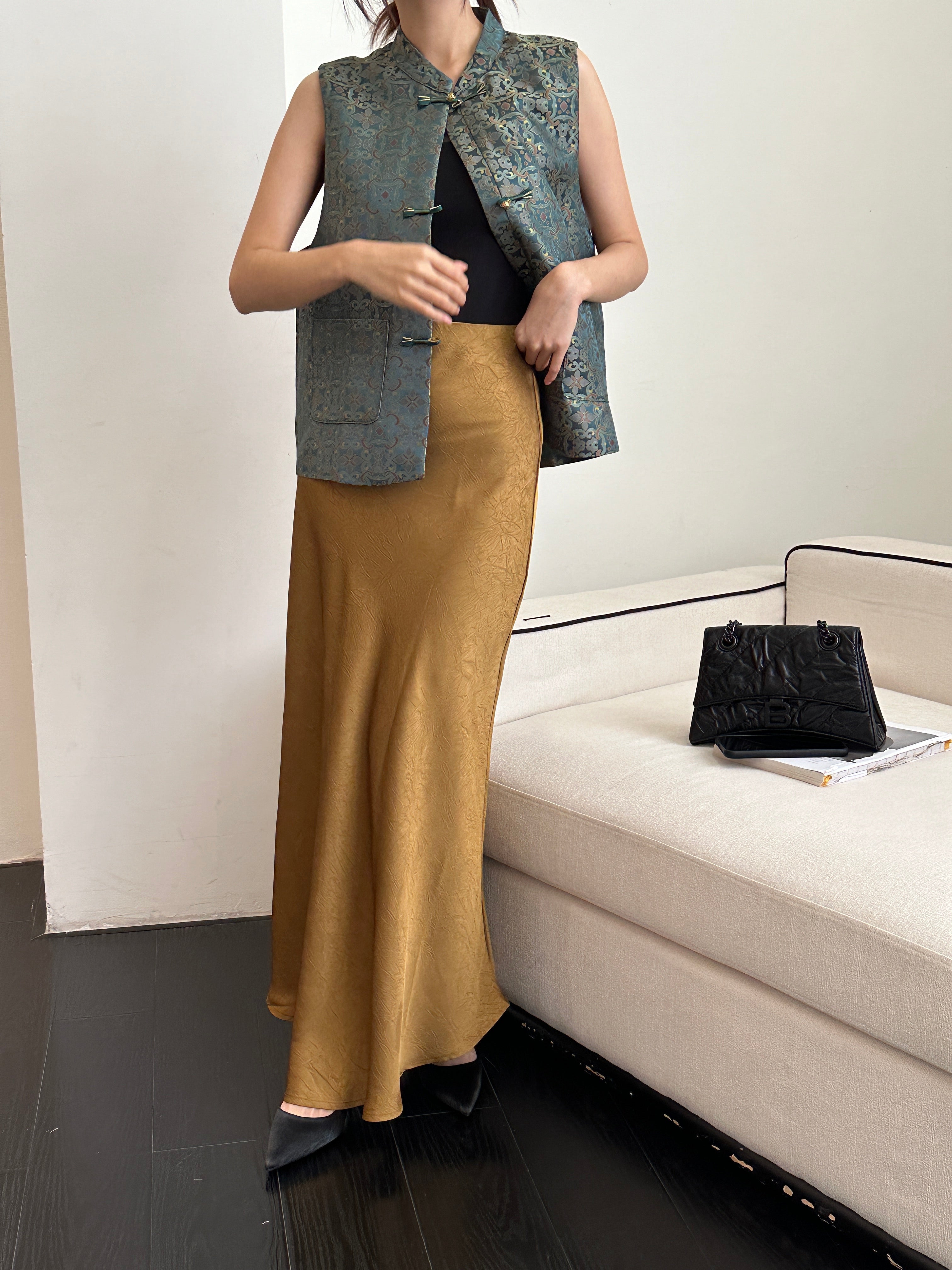 Embossed oriental skirt (PREORDER/ 2 colours)