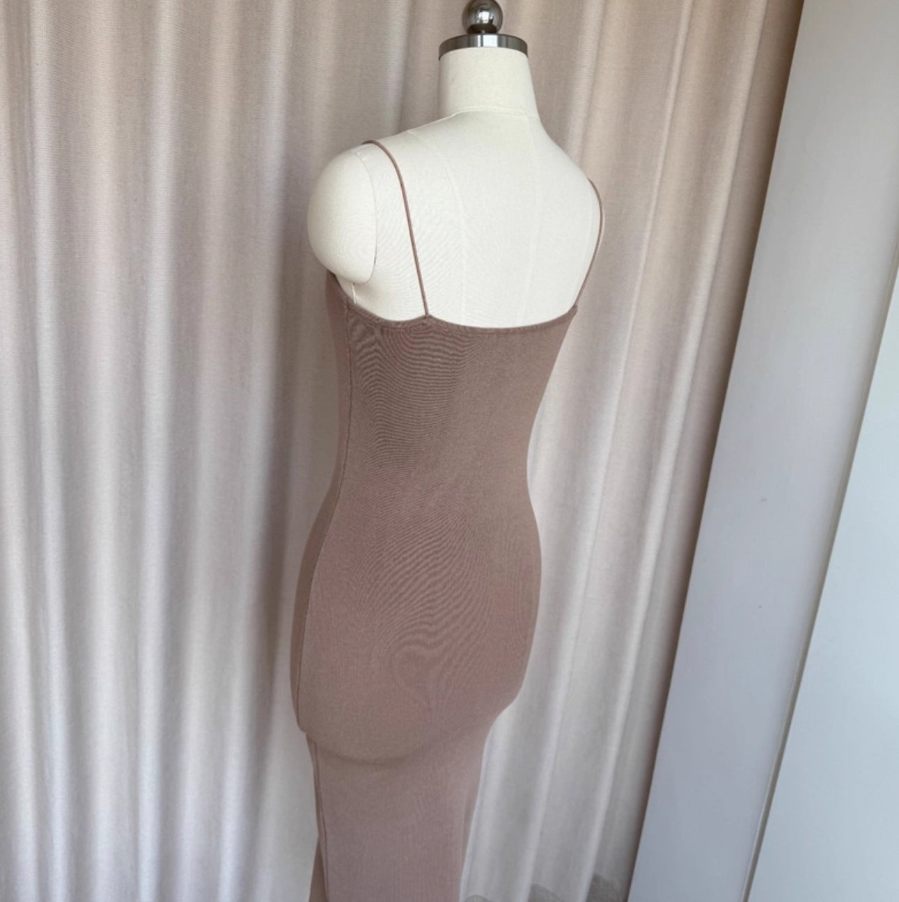 Robe en maille runique (précommande / 2 couleurs)